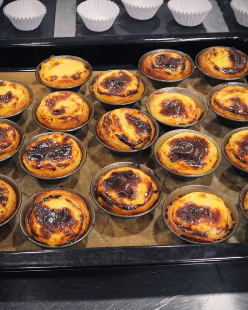 Chtěli jsme zkusit něco nového...

Vyrazili jsme přímo do Porta učit se vyrábět tradiční dezert Pastel de nata. Lahodná chuť křehkého listového těsta a žloutkového krému je neodolatelná.

Budete se o tom moct přesvědčit brzy i sami. Zamilujete si tradiční portugalský dezert stejně jako my?

@domus_arte
#pasteldenata
