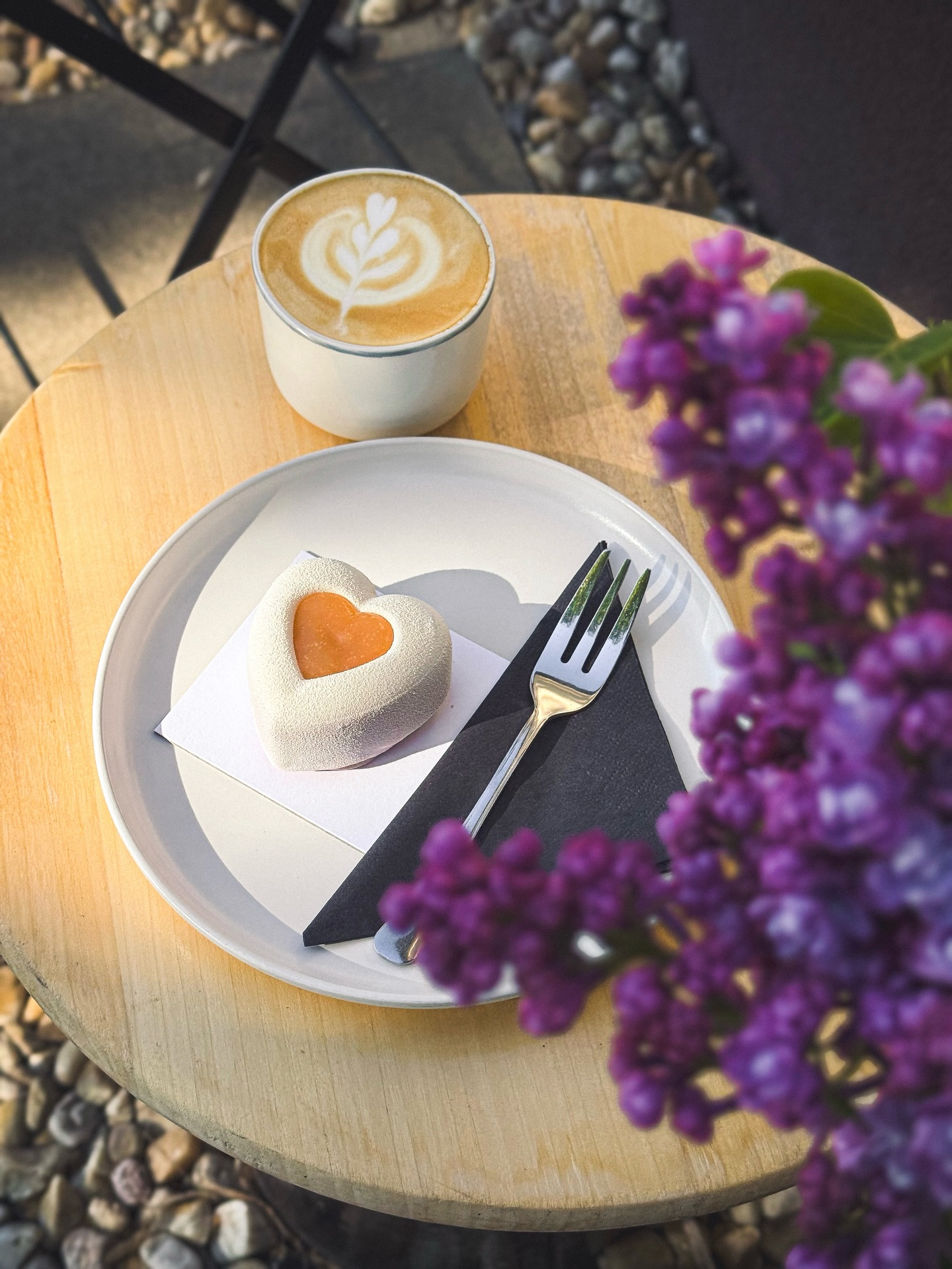 1. Máj je lásky čas ♥️ stavte se s tím koho máte rádi na dezert a kávu, posedět a rozjímat.
Máme otevřeno.

#dortit #patisserie #casnadezert