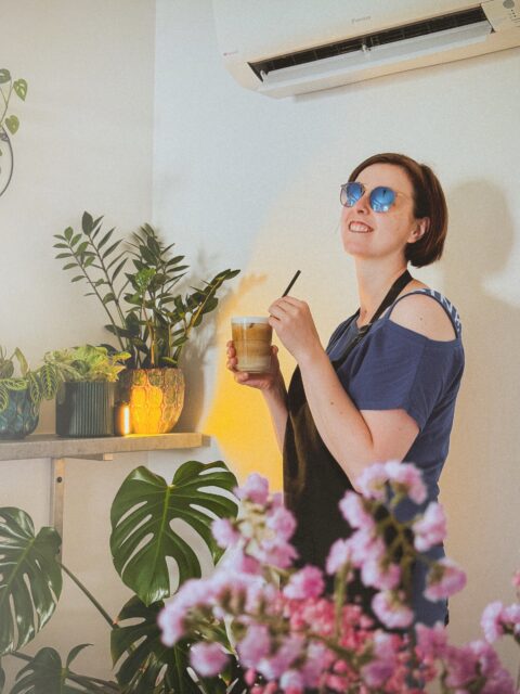 Vedro? 🥵 Chápeme.
U nás ale nehrozí. Díky klimatizaci, ledové kávě a naší silné letní nabídce drinků, včetně zmrzlinových milkshaků, jsme ideální útočiště před El Niño☀️

Označte někoho s kým si zasloužíte ledovou pauzu ❄️
